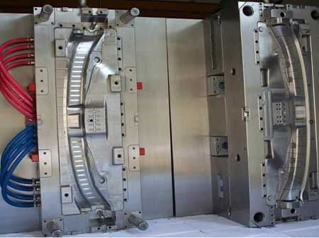 汽車保險杠塑膠模具加工